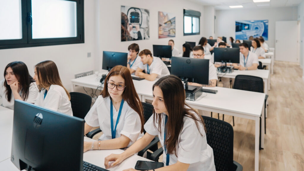 Estudiar cursos sanitarios online homologados: Tu futuro en Sanidad a distancia 1 formacion-fp-online-sanitio-aula-grupo
